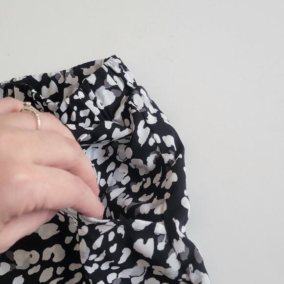 Black White Abstract Flower Lightweight Draw String Shorts Size XL - Picture 5 of 8